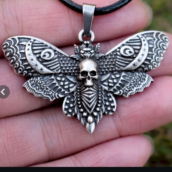 New skull moth pendant necklace - Picture 2 of 4